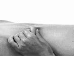 5. Aperte suavemente a pele que foi desinfectada de modo a fazer uma prega. Mantenha a prega cutânea entre o polegar e o indicador durante o tempo da injecção (fig. 2). 6.