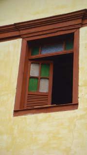 Vidros coloridos martelados guarnecem as janelas do sobrado, que apresentam-se sem guilhotina e com bandeiras.