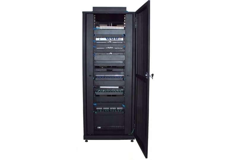 RACK SERVIDOR - DATA CENTER Rack padrão 19 com largura externa de 800mm, indicado para instalação indoor de servidores em Data Center, pois