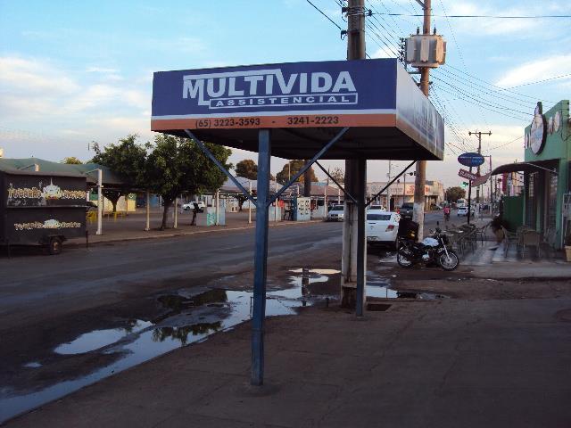 10 Ponto de parada dos veículos do transporte coletivo por ônibus, na avenida 7 de Setembro, em Cáceres-MT.