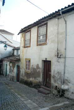 Caracterização Cruz latina decorada.