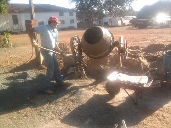 Figura 2: Moldagem do concreto produzido pelo setor de obras da prefeitura de Ilha Solteira-SP O concreto produzido foi também submetido ao teste de abatimento, resistência à compressão axial e