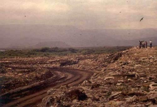 Contaminação do solo e dos lençóis freáticos pelo chorume.