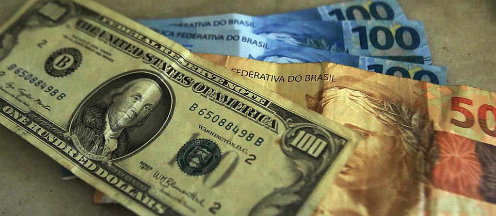 REAL VOLTA A SE DEPRECIAR FRENTE AO DÓLAR As expectativas do mercado para a próxima reunião do Comitê de Política Monetária (COPOM) do Banco Central, no mês de setembro, é de manutenção da taxa selic