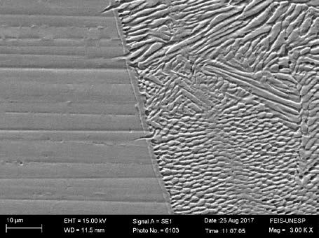 micrografia do cordão de solda (b) obtido