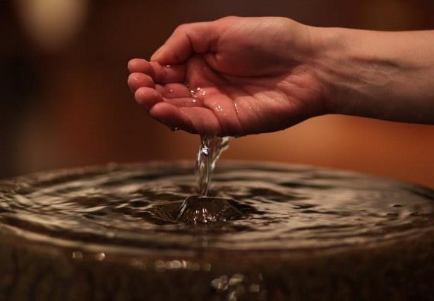 Formação Elementos da natureza como símbolos na Liturgia 2. A água: A água é um símbolo muito significativo e forte. Ocorre no Batismo e na Eucaristia.