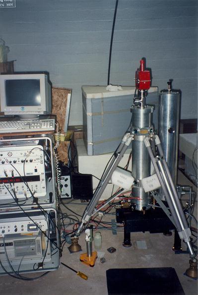 O CAMPO DE GRAVIDADE TERRESTRE Gravímetros absolutos equipamentos que utilizam interferometria a laser Neste tipo de equipamento, uma massa é lançada verticalmente, quando intercepta alguns feixes