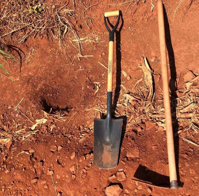 Para a extração das amostras de solo, foram necessárias a utilização de equipamentos como pá, enxada e sacos de lona.