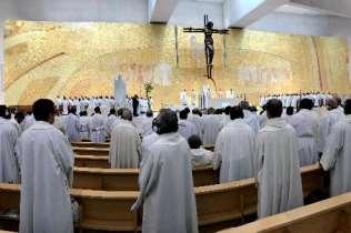 participantes Mais de 400 padres, 20 bispos e 4 cardeais deslocaram-se até