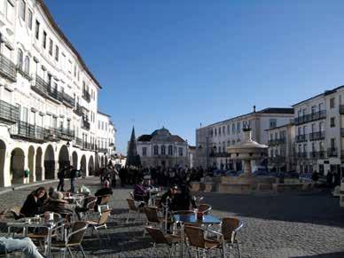 As relações com a vizinha Espanha estreitam-se com Badajoz a cerca de uma hora de viagem, e Madrid a cinco horas, um pouco