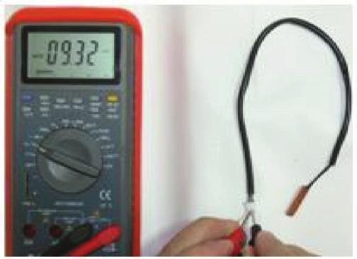 Os sensores utilizados nos equipamentos são do tipo NTC (Negative Temperature C oeficient), ou seja a resistência ôhmica apresentada é inversamente proporcional à temperatura.