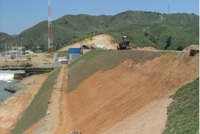 Figura 04: Barragem de Terra Fonte: https://www.youtube.com/watch?v=9sxliqzc0oe Figura 05: Elementos da barragem de terra Fonte:https://blogdopetcivil.