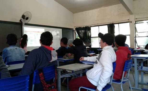 Imagens 1 e 2 - Bolsista ministrando aula sobre tecido epitelial. Alunos assistindo a aula.