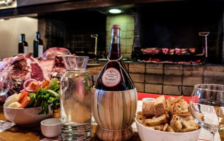 Durante a nossa aventura na região de Chianti, vamos fazer uma visita especial a Panzano. Aqui está o famoso carniceiro 'Cecchini' porque Chianti não é somente vinho!