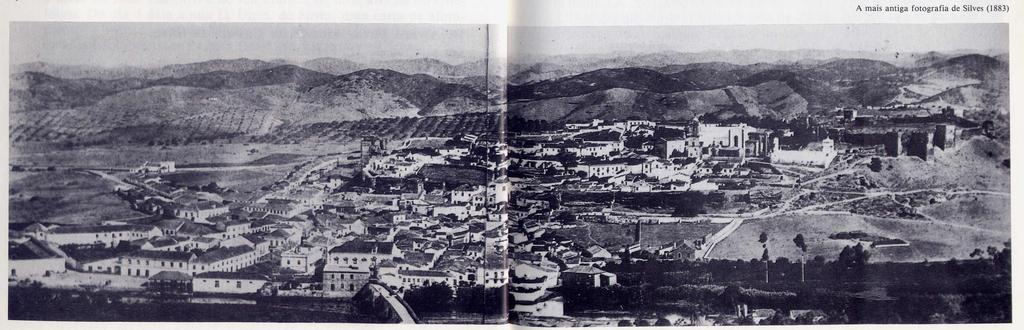A fotogra a mais antiga de Silves 1880 A cidade guarda alguns locais interessantes e de entre eles podemos destacar o Arco da Rebola, sito na Rua Cruz da Palmeira, assim designada a partir de 1922,