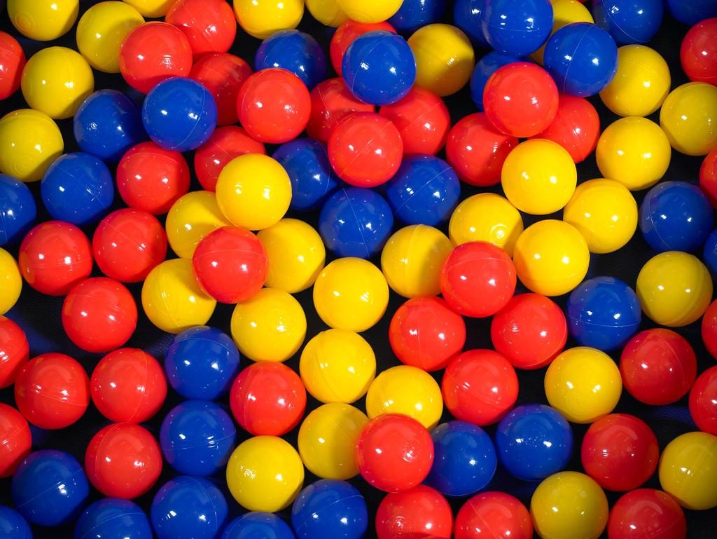 14 / 26 exercícios sobre a mesma caixa: 4 bolas azuis, 2 amarelas e 3 vermelhas. - Tiramos uma bola ao acaso e não a retornamos à caixa. - Repetimos isso 3 vezes.