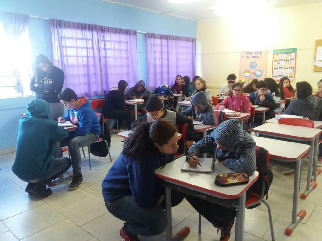 Segunda-feira 16/10: Monitoria na escola EMEF Pérola Gonçalves, nas turmas do 6 e 7 ano onde auxiliamos os