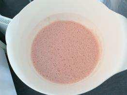 Sobremesas mousse de morangos 5 minutos 250g de morangos iogurte natural (25g) maçã (00g) caixa de gelatina em pó natural (20g) Sementes de abóbora ou sésamo (5g) 73, Kcal,5 g de lípidos 8,3 g de