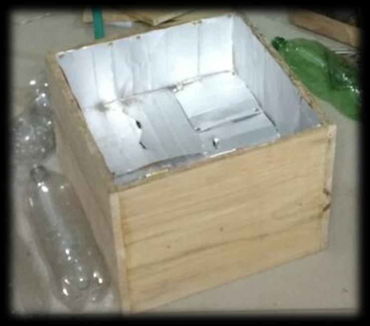 2. REVESTIMENTO DOS CAIXOTES: Recorte as caixas de leite e cubra o interior do caixote, de forma que a parte de dentro da caixa de leite