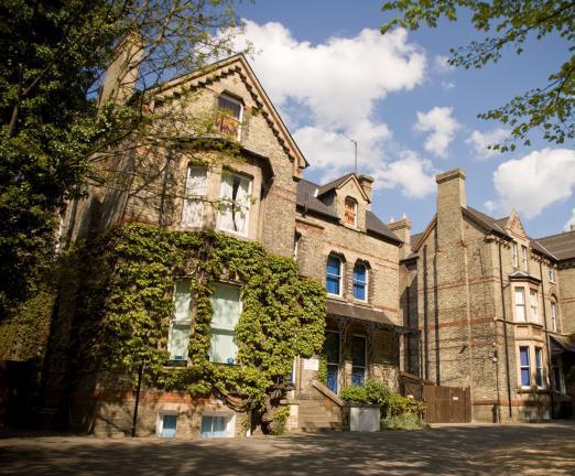 A escola, fica a 10 minutos do centro da cidade e a 400m da estação dos comboios, ocupa edifícios tradicionais do Séc. XIX que pertencem à universidade de Cambridge.