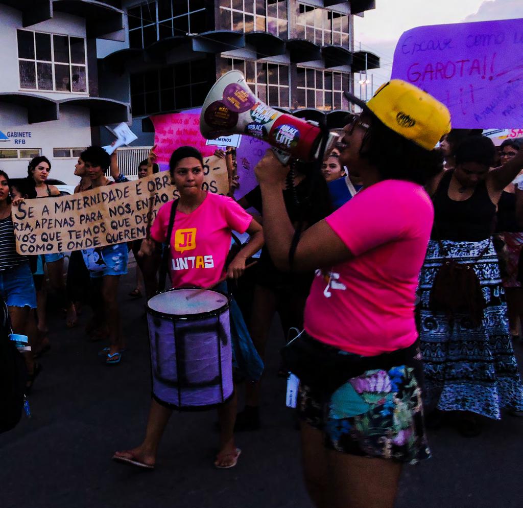 Telma de Sousa Bemerguy 365 Ao longo da marcha, as mulheres revezavam- -se no megafone e no