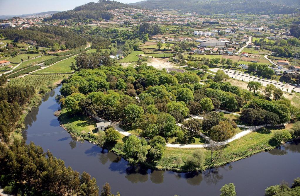 SANTO TIRSO O MUNICÍPIO Localizado no distrito e Área Metropolitana do Porto, o município de Santo Tirso apresenta uma superfície total de 136,0 km2 e 71 530 habitantes (INE, 2011).