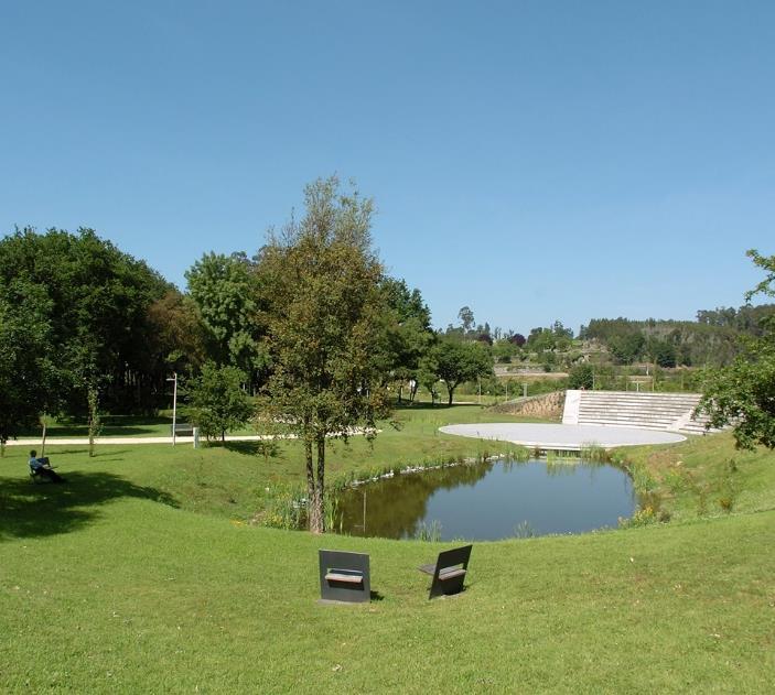 REGENERAÇÃO URBANA: MARGENS DO AVE PASSEIO DAS MARGENS DO AVE E PARQUE URBANO SARA MOREIRA Um agradável passeio pedonal e ciclável estabelece a ligação entre o Parque Urbano Sara Moreira e o coração