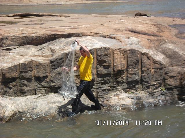 próximo a barragem.