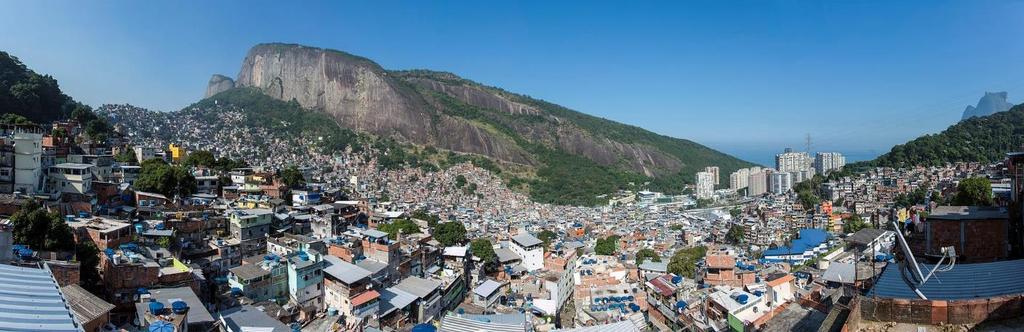 A MAIOR FAVELA BRASILEIRA Existem 6,3 mil favelas espalhadas pelo Brasil, sendo que a maior delas é a favela da Rocinha, no Rio de Janeiro, que possui cerca de 70 mil habitantes.