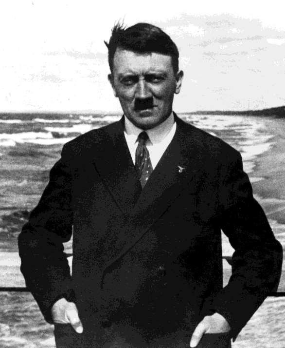 Adolf Hitler Neste contexto, surge Hitler, soldado condecorado da