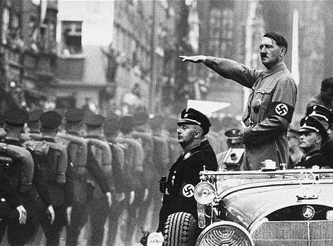Adolf Hitler Após a prisão, Hitler volta ao partido, consegue apoio das industriais e intelectuais, expandindo suas ideias Nas