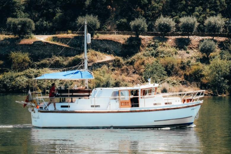 The Douro Wine Boat Contemplar a paisagem do Douro é uma experiência única navegando ao longo do rio.