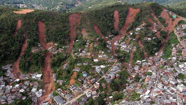 Na foto, é possível ver uma série de deslizamentos, SOLIFLUXÃO ou movimentos de massa ;