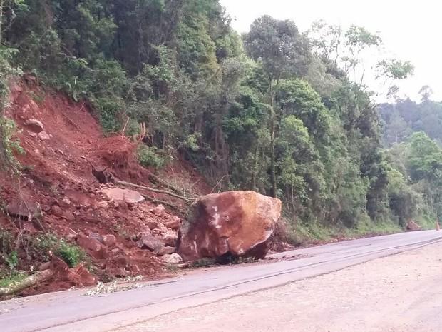 impactos provocados pelos deslizamentos, e demonstrando que o plano de desenvolvimento urbano deve conter os riscos relacionados ao deslizamento de terra e rocha.