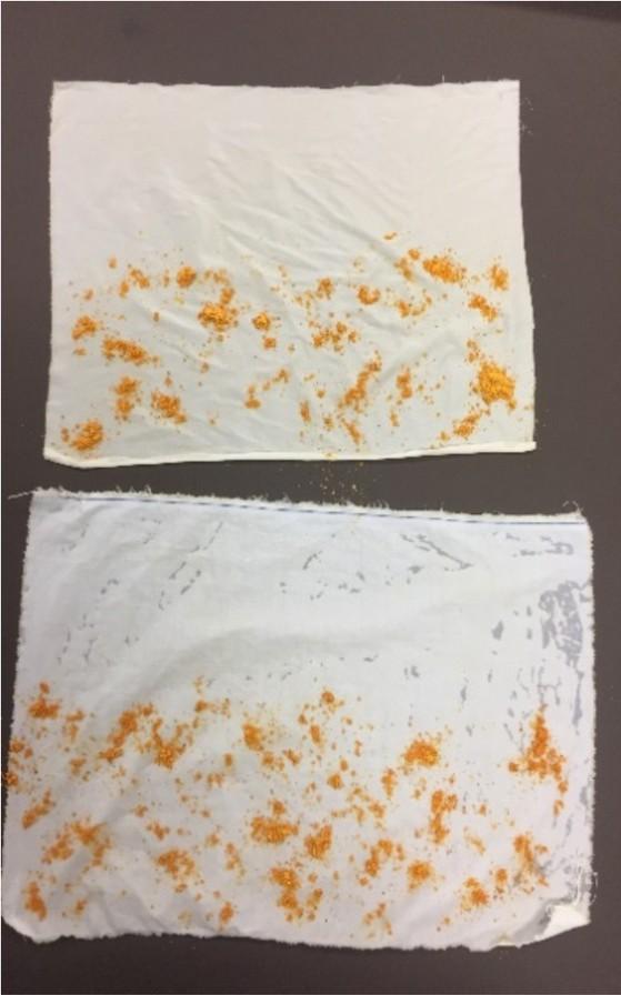 Depois de fazer o processo de purga (preparação do tecido), as amostras foram molhadas em água corrente, torcidas e estendidas em um varal.