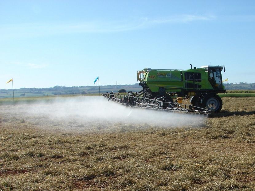 TECNOLOGIA DE APLICAÇÃO - A DERIVA NA APLICAÇÃO DE AGROTÓXICOS Deriva é tudo aquilo que não atinge o alvo durante ou após uma aplicação.