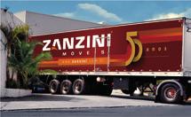 Os móveis Zanzini são feitos com painéis de partículas de madeira aglomerada e MDF com acabamento em pintura/impressão direta e verniz UV de alta resistência.