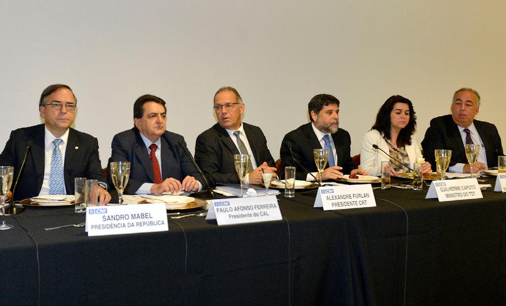 CAL/CRT Comissões da CNI fazem reunião conjunta presidente da Fieg Regional O Anápolis, Wilson de Oliveira, participou, em Brasília, no dia 20/09 último, da reunião conjunta dos conselhos de Assuntos