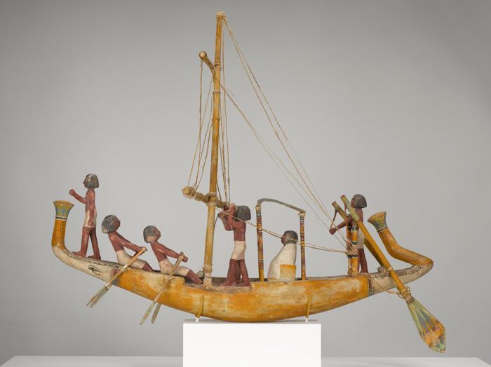 O barco egípcio enterrado por 5000 anos O barco foi desmontado em mais de 100 pedaços antes de ser enterrado.