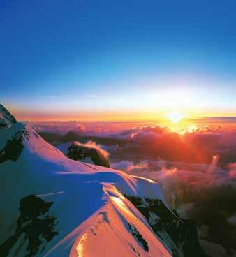 viagem com o famoso Glacier Express. Do conforto de um vagão panorâmico desfrute da paisagem romântica dos Alpes suíços entre Chur e Brig.