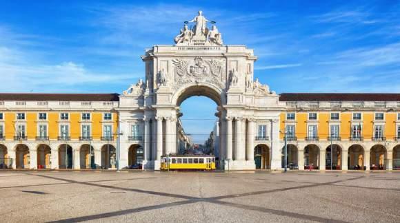 Chegaremos a Belém, onde se encontra o Mosteiro dos Jerónimos, do século XVI, Patrimônio Mundial da UNESCO.