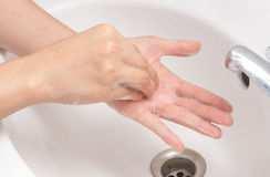 ocorreu contato de microrganismos na pele de nossas mãos. 5 Indicações dos momentos em que as mãos são lavadas: ao iniciar e terminar o turno de trabalho.