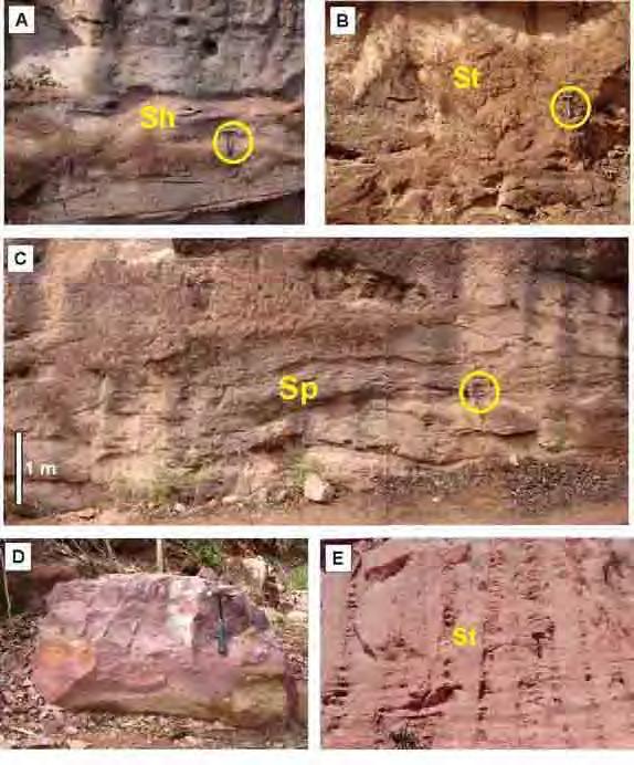 Figura 54 - Fácies sedimentares da Formação Exu: A) arenito com estratificação horizontal (Sh), contendo seixos de quartzo dispersos em meio às estruturas sedimentares; B) arenito de granulometria