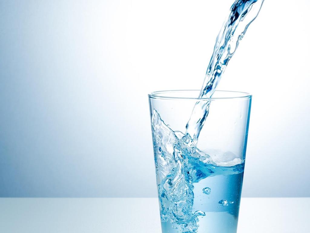 Hábito # 6: elas bebem água As pessoas disciplinadas bebem muita água. A água é a bebida principal, enquanto outras bebidas são guloseimas ocasionais.