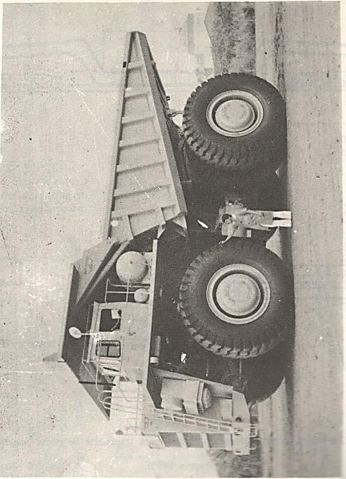 31 Figura 8 - Exemplo de caminhão "fora de estrada" Fonte: Pfeil (1983) Ainda conforme Pfeil, a passagem deste tipo de veículo sobre as pontes só deve ser autorizada pelos órgãos rodoviários