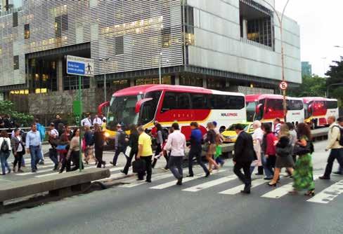 Tipologia da rua Largura Fluxo de pedestres diurno e noturno Velocidade máxima permitida de veículos motorizados Av. República do Paraguai Av.