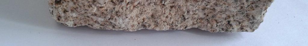 O granito em exploração na pedreira Gralha é caracterizado, de um modo geral, de granito de grão médio de duas micas.