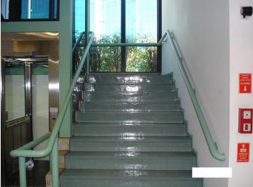Figura 1: vias de saída de emergência Nas escadas de acesso aos andares superiores da Reitoria há uma deficiência que é a falta de corrimão do lado direito de quem desce.