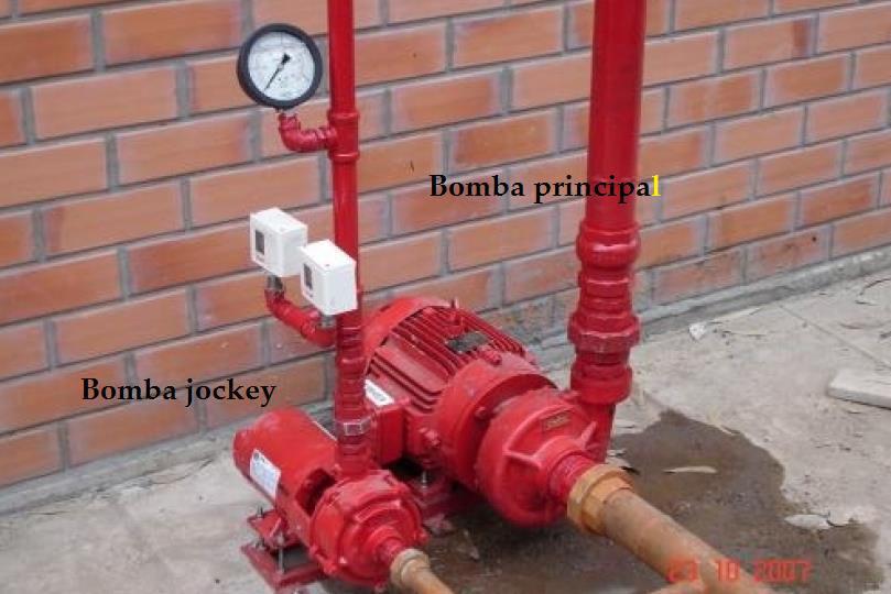 A bomba principal e bomba jockey tem finalidades concomitantes, a principal tem a missão de bombear água para a tubulação de hidrantes da estrutura de combate a incêndio e a outra, jockey serve para
