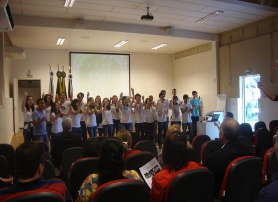 Apresentação e palestra marcaram a sexta-feira O auditório do Colégio Politécnico sediou dois importantes momentos na tarde desta sexta-feira, 16, com o tema voz.